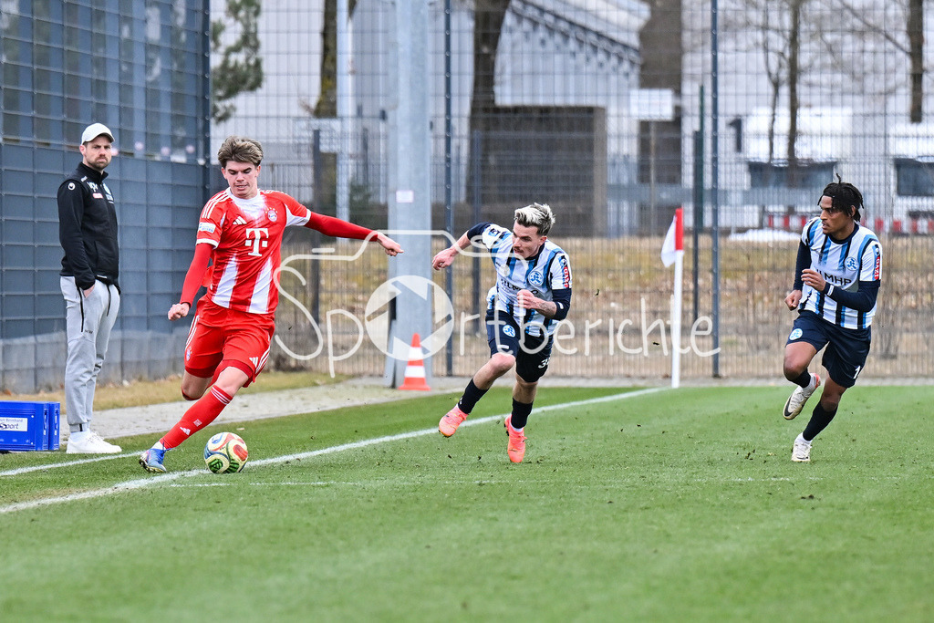 FC Bayern Amateure - Stuttgarter Kickers | MUNICH, GERMANY - 07. FEBRUARY: im Duell Guido DELLA ROVERE (FC Bayern München II 10) und Christian MAUERSBERG (Stuttgarter Kickers 38) während dem Testspiel zwischen den Amateuren des FC Bayern und den Stuttgarter Kickers am FC Bayern Campus