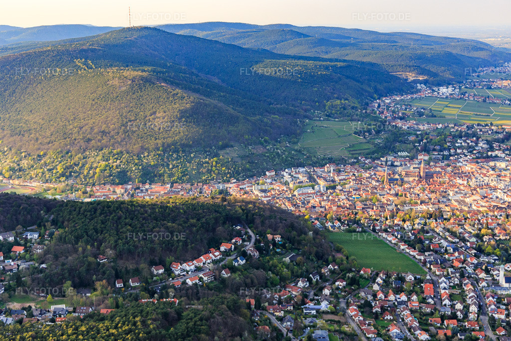 Luftbild: Stadtansicht aus Süden in Neustadt an der Weinstraße im Bundesland Rheinland-Pfalz in Deutschland. Foto: IMG_106602.jpg vom 17.04.2018 durch Werner Riehm/FLY-FOTO.de