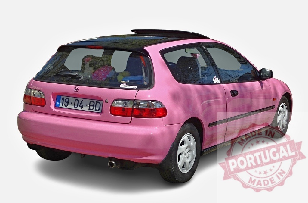 Pink Honda Civic parked, showing back, with sunroof and custom paint | Customized pink Honda Civic showcasing its unique paint job and sunroof - Realisiert mit Pictrs.com