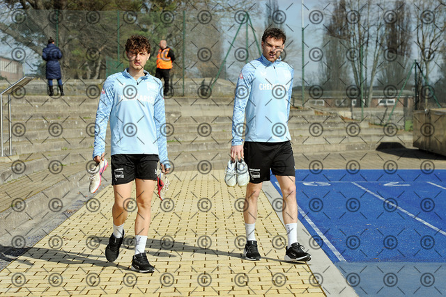 RGE_8874b | Hertha BSC, 2.Bundesliga, Herren, Training auf dem Hanns-Braun-Platz, Saison 2025/26, von li. Maurice Krattenmacher, ( Hertha BSC ), Pascal Klemens ( Hertha BSC ),  17.03. 2026, Fotograf: Ralf Gebhardt - Realisiert mit Pictrs.com