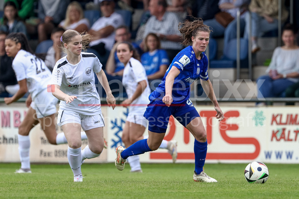 Fussball, Testspiel Frauen, SV Meppen - DJK Wacker Mecklenbeck | v.li.: Eva Holtmeyer (DJK Wacker Mecklenbeck, 24) und Chantal Schouwstra (SV Meppen, 20) im Zweikampf, Duell, Dynamik, Aktion, Action, Spielszene