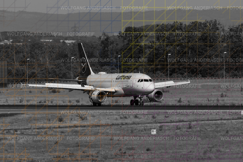 2025701-083713_FRA_07L_R3C_4398 | Am Flughafen Frankfurt am Main treffen Dynamik und Präzision aufeinander: Startende und landende Flugzeuge verschiedenster Airlines, festgehalten in Farbe und Schwarz-Weiß. Von kraftvollen Silhouetten bis zur majestätischen Erscheinung der Königin der Lüfte – zeitlose Momente moderner Luftfahrt. - Realisiert mit Pictrs.com