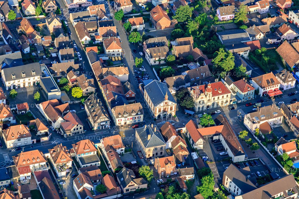Aerial view: Mairie de Marckolsheim in Marckolsheim in the state Bas-Rhin, France.Photo: IMG_147377.jpg taken on 05/29/2025 by Werner Riehm/FLY-FOTO.comResolution of the original: 5045 x 3363 pxVille de Marckolsheim, une ville à vivre | Alsace