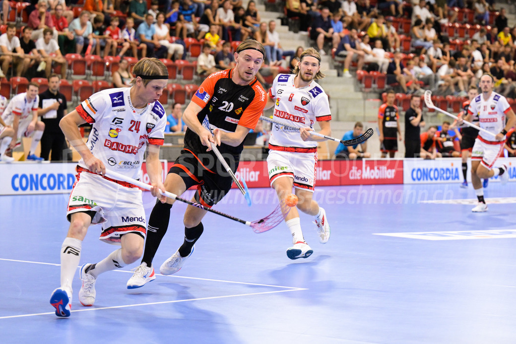 HC Rychenberg vs. Floorball Köniz - 28. August 2022 | HC Rychenberg vs. Floorball Köniz
AXA Arena, Winterthur
Jyrki Holopainen (#24 Floorball Köniz) gegen Jonathan Nilsson (#20 HC Rychenberg).
Bild: Sportfotografie Markus Aeschimann | www.markus-aeschimann.ch - Realisiert mit Pictrs.com