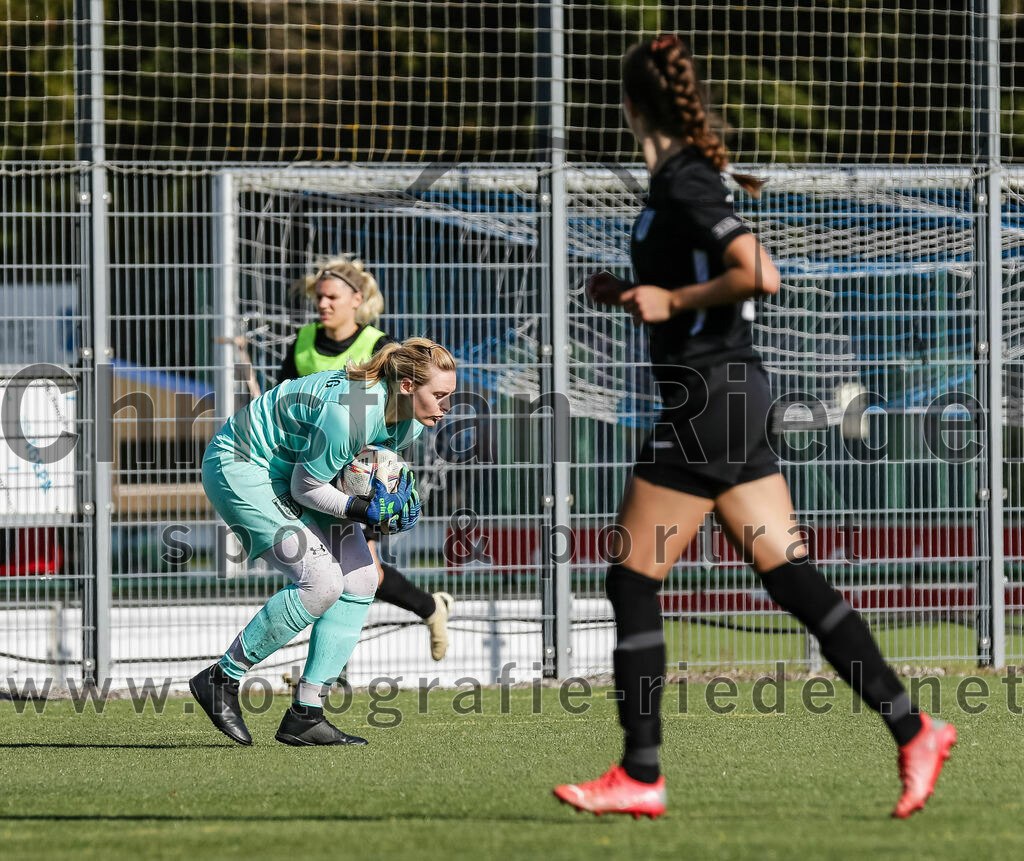 2023-10-21_025_FC_Langengeisling_gegen_TSV_Eching | Erding, Deutschland, 21.10.2023:
Fußball, Bezirksoberliga 2023 / 2024, 8. Spieltag, FC Langengeisling gegen TSV Eching, Endergebnis: 0:0

Torfrau Vicky Mucha (TSV Eching, #1)

Foto: Christian Riedel / fotografie-riedel.net