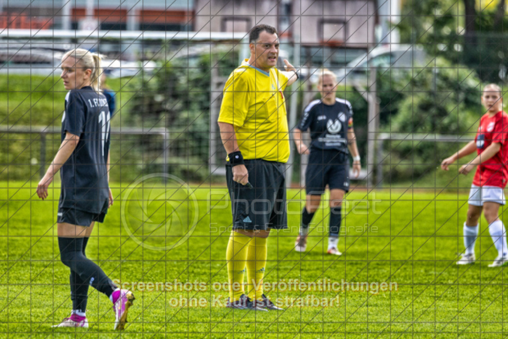 20250928_131830_0185-Bearbeitet | #,1.FC Donzdorf (schwarz) vs. TV Derendingen (rot), Fussball, Frauen-Verbandsliga Württemberg, 03. Spieltag, Saison 2025/2026, Rasenplatz Lautertal Stadion, Süßener Straße 16, 73072 Donzdorf, 28.09.2025 - 13:00 Uhr,Foto: PhotoPeet-Sportfotografie/Peter Harich