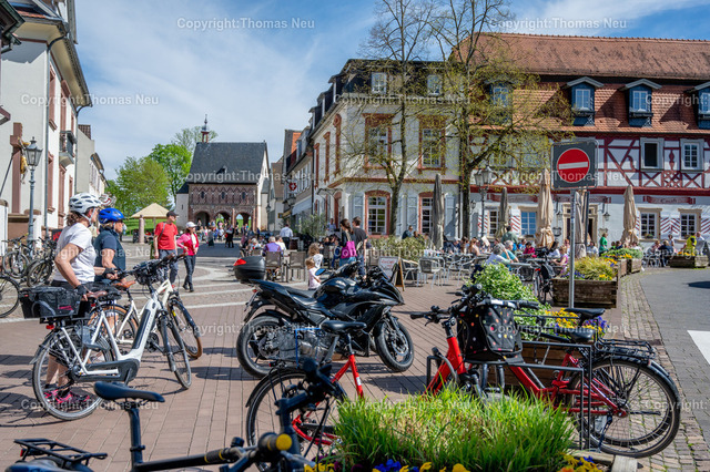 DSC_3864 | Lorsch, Stadt im Kreis Bergstraße, , das frühlingshafte schon sommerlich warme Wetter lockte die Menschen in der Region ins Freie, so wie hier iauf dem Lorscher Marktplatz,, Bild: Thomas Neu