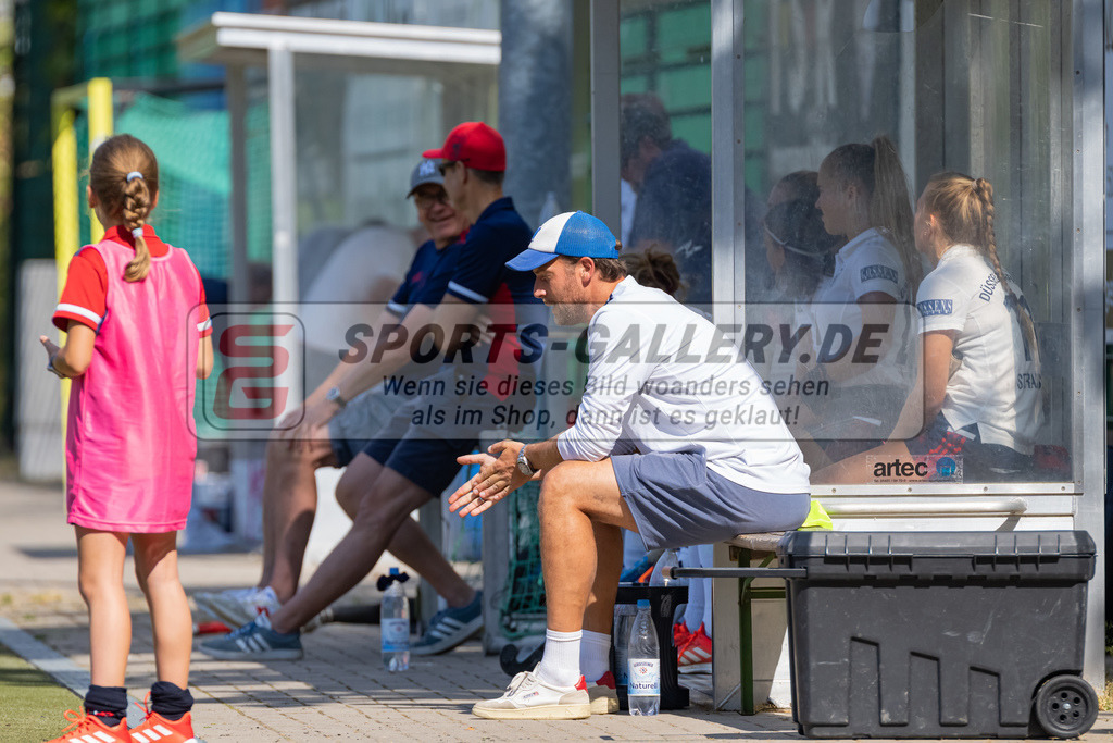HK_20220903_109569 | 1. Bundesliga Damen Düsseldorfer HC - Berliner HC am 3.9.2022 DHC Düsseldorf, Düsseldorf , Nico Sussenburger ( trainer Düsseldorfer HC )