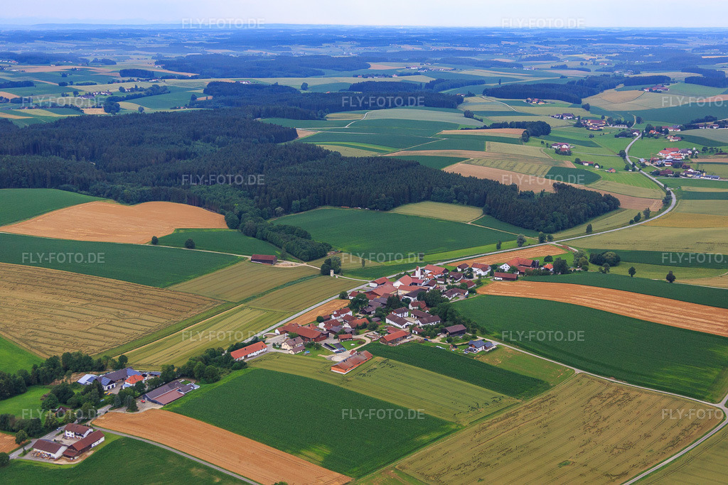 Luftbild: Dorfübersicht von Norden im Ortsteil Dietring in Rimbach im Bundesland Bayern in Deutschland. Foto: IMG_090465.jpg vom 02.07.2016 durch Werner Riehm/FLY-FOTO.de