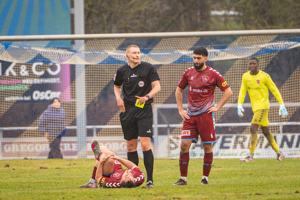 Fußball I Herren I Saison 2025-2026 I Regionalliga Nord I 23. Spieltag I TuS Blau-Weiß Lohne - SC Weiche Flensburg 08 I 0407 | Der Schiedsrichter zog die Karte - Realisiert mit Pictrs.com