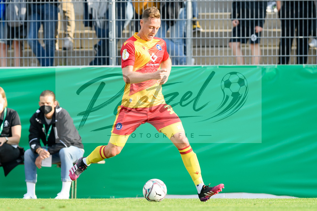 LOTKSC20210809_107 | Fussball, Herren: Robin Bormuth (Karlsruher SC) in Aktion, am Ball, Einzelaktion beim Spiel der 1. Runde im DFB-Pokal zwischen SF Lotte und Karlsruher SC im Stadion am Lotter Kreuz am 09.08.2021 in Lotte, Deutschland.DFB / DFL REGULATIONS PROHIBIT ANY USE OF PHOTOGRAPHS AS IMAGE SEQUENCES AND/OR QUASI-VIDEO. - Realisiert mit Pictrs.com