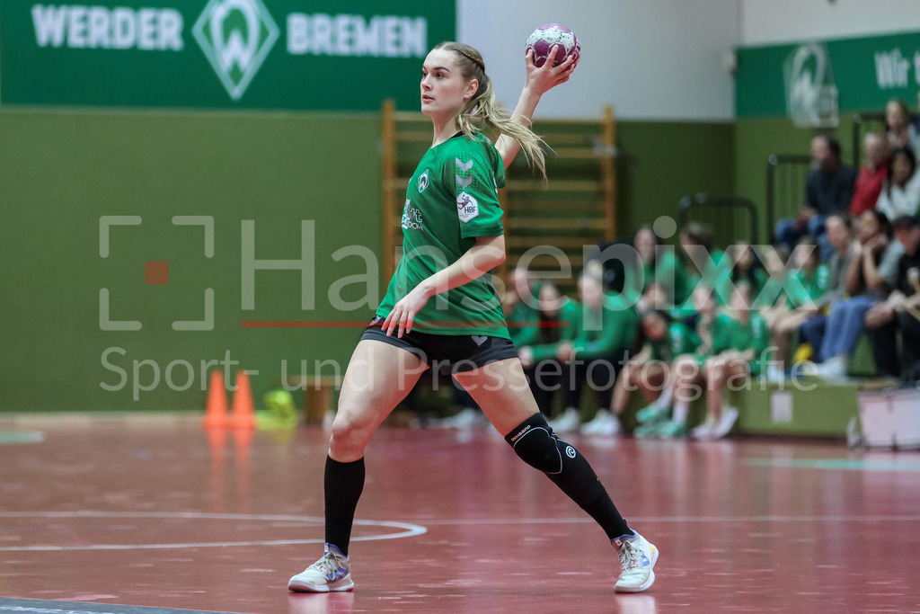 Handball, 2. Bundesliga Frauen, SV Werder Bremen - Bergischer HC | v.li.: Luca Schumacher (SV Werder Bremen, 9) Freisteller am Ball, Einzelfoto, Spielszene, Aktion, Action