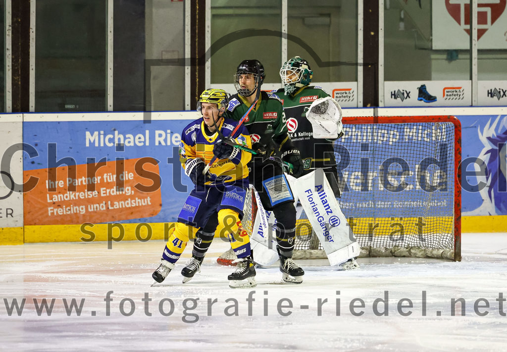 2022-10-30_107_TSV_Erding_gegen_ESC_Riverrats_Geretsried | Erding, Deutschland, 30.10.2022:
Eishockey, Bayernliga 2022 / 2023, 9. Spieltag, TSV Erding gegen ESC Riverrats Geretsried, Endergebnis: 3:5

Josef Reiter (ESC Riverrats Geretsried, #41), Torwart Thomas Hingel (Erding Gladiators, #33)

Foto: Christian Riedel / fotografie-riedel.net