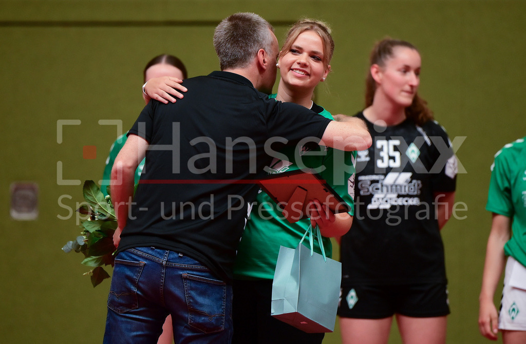 Handball, 2. Bundesliga Frauen, SV Werder Bremen - Kurpfalz Bären | v.li.: Martin Lange (Abteilungsleiter Handball, SV Werder Bremen) und Jana Trösch (Betreuerin, SV Werder Bremen)