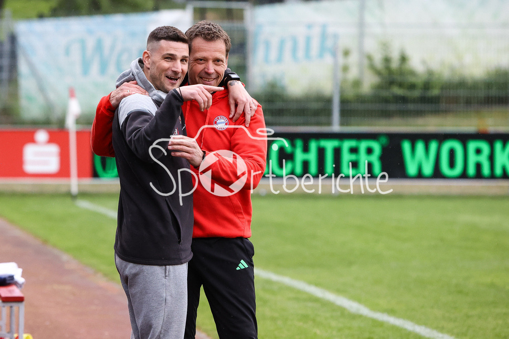 TSV Buchbach - FC Bayern Amateure | Buchbach Trainer Aleksandro PETROVIC  und Holger SEITZ zusammen vor der Partie / Freude / Freunde / Lachen /