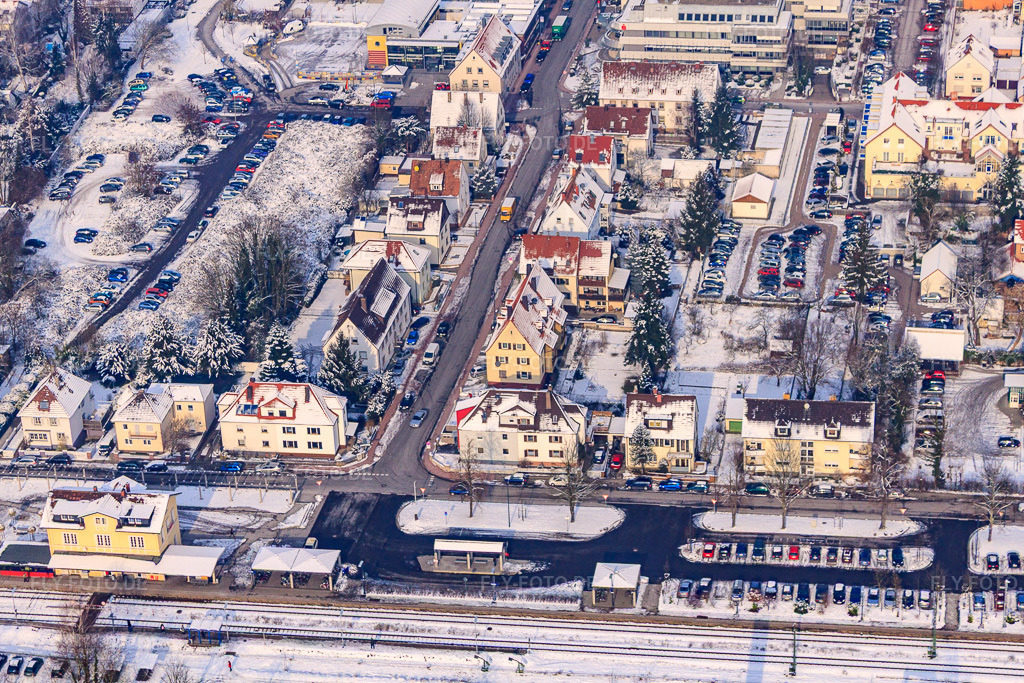 Luftbild: Parkplatz am Bahnhof im Winter bei Schnee in Kandel im Bundesland Rheinland-Pfalz in Deutschland. Foto: IMG_24093.jpg vom 27.01.2010 durch Werner Riehm/FLY-FOTO.de