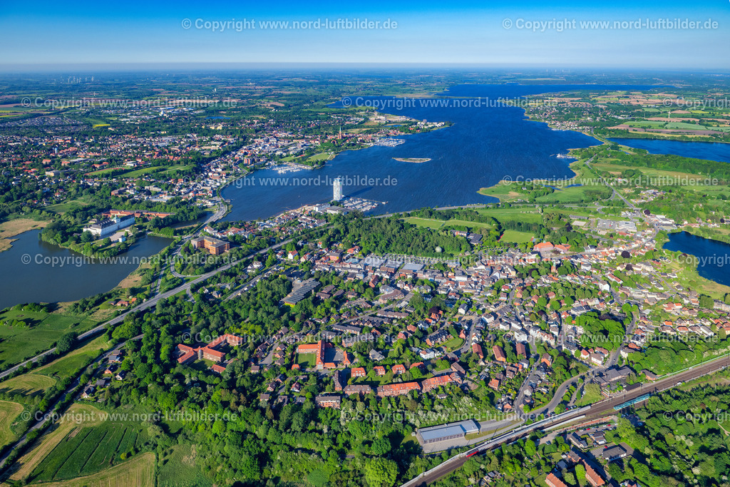 Schleswig_ELS_2677170524 | SCHLESWIG 17.05.2024 Stadtansicht vom Innenstadtbereich in Schleswig im Bundesland Schleswig-Holstein. // City view of the city area of in Schleswig in the state Schleswig-Holstein. Foto: Martin Elsen