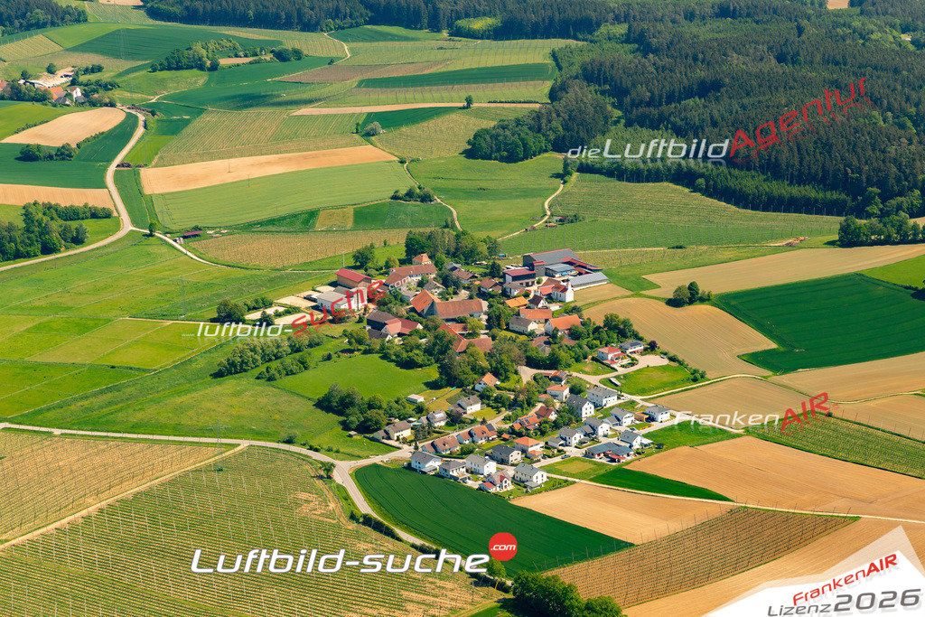Das Luftbild zeigt : Rachertshofen Attenhofen - Die Luftaufnahme wurde 2024 vom UL-Flugzeug aus erstellt ( keine Drohne ) - Hochauflösende Luftaufnahme - Für grossformatige Ausdrucke geeignet. Die Geschenkidee !Mit Lizenz und Bildrechte bestellbar