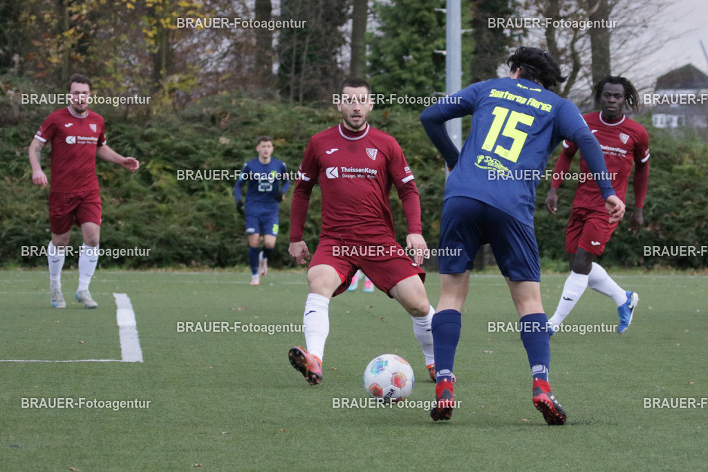 30.11.2025 SC St. Tönis - 1. FC Monheim | Tönisvorst, Deutschland, 30.11.25:  Julian Andres Suaterna Florez (SC St. Tönis) in Aktion während des Oberliga Niederrhein Spiels zwischen SC St. Tönis - 1. FC Monheim am 30. November 2025 in Tönisvorst, Deutschland. (Foto Ralph Görtz /Brauer-Fotoagentur)