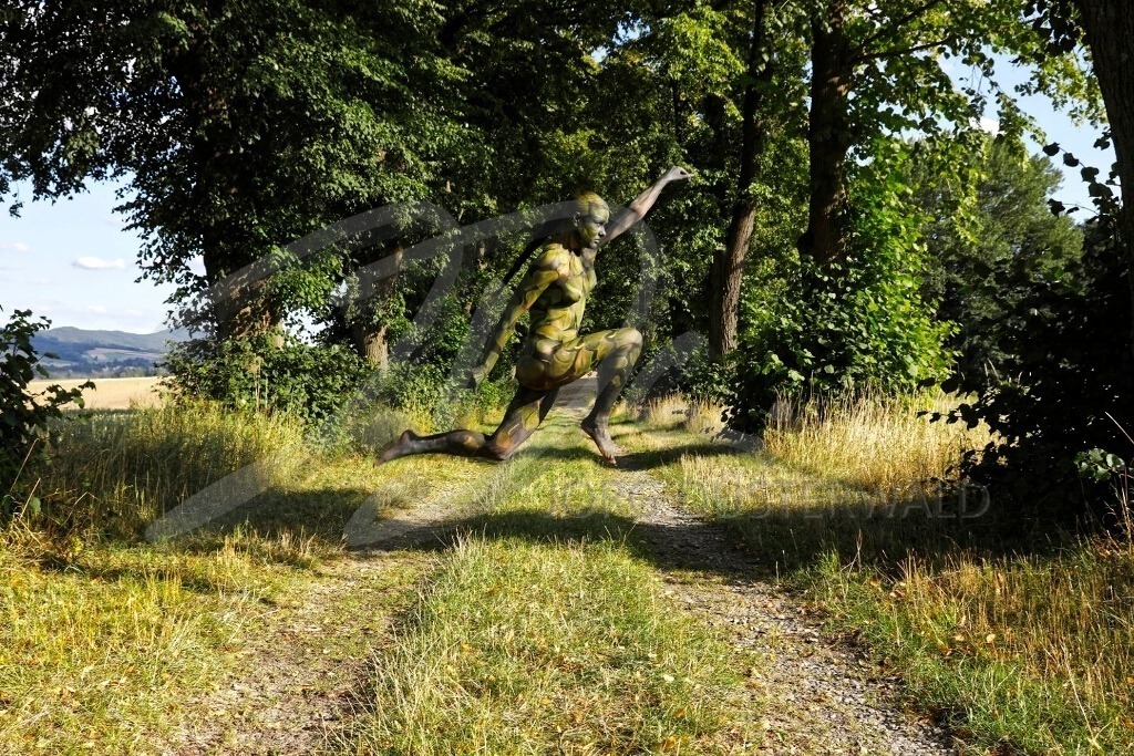 NatureArt-LINDENALLEE_3771a1 | Nature Super Woman | #016 | Modell: Tatjana Heinz | Foto: Tschiponnique Skupin - Realisiert mit Pictrs.com