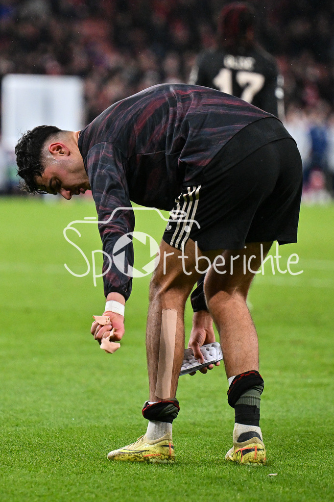 Arsenal FC - FC Bayern München | LONDON, ENGLAND - 26. NOVEMBER: im Bild Aleksandar PAVLOVIC (FC Bayern Munich 45), der sein Tape vom Bein reisst / Einzelfoto / Freisteller beim Ligaspiel zwischen Arsenal London und dem FC Bayern München am 5. Spieltag der UEFA Champions League im Emirates Stadium am 26.11.2025