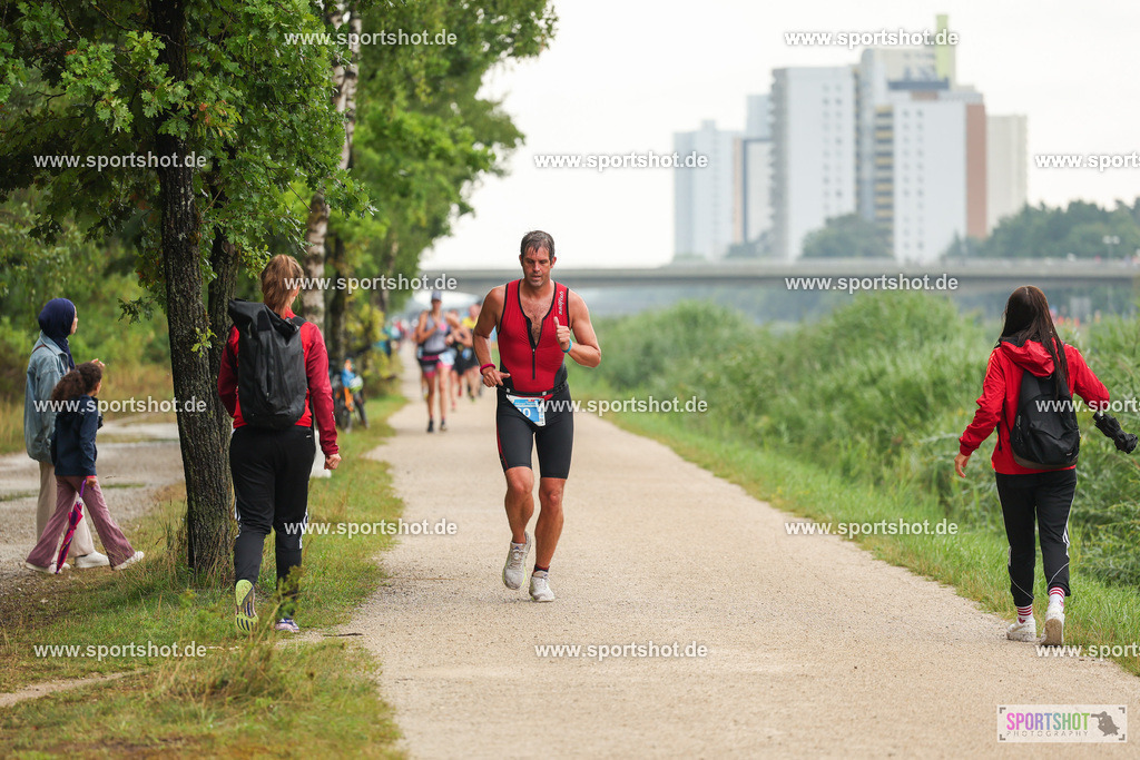 LUR_1945 | 34. M-net Erlanger Triathlon 2025 #erlangertriathlon  #mnettriathlon2025 #mnettriathlon #team #olympischedistanz #mitteldistanz #triathlon #maindonaukanal  #erlangertriathlon2025 #yourpictrs #tv1848 #tv1848erlangen  #triathlonbayern #sportinerlangen #demsportverbunden #sportshot_your_pictrs Copyright: www.sportshot.de