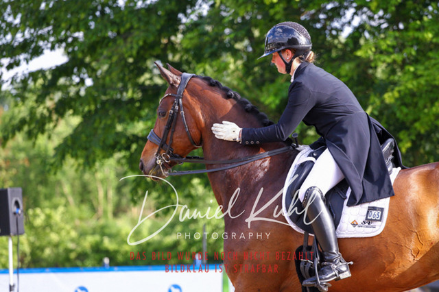 DKP41718 | Turnierfotos kaufen im Webshop von Daniel Kuhl Photography – entdecke professionelle Reitsportfotos aus Turnieren & Events. Hochwertige Turnierbilder online bestellen & sichern. Jetzt Fotos von Reitsportturnieren kaufen!