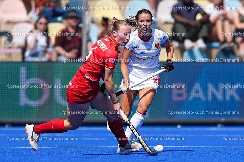 xydrx10082502019 | 10.08.2025, xydrx, Frauen EuroHockey Championship 2025, Gruppenphase, Gruppe B, Belgien - Spanien, Sparkassenpark Mönchengladbach: Charlotte Englebert (BEL #6) im Zweikampf gegen Paula Jimenez (ESP #29)