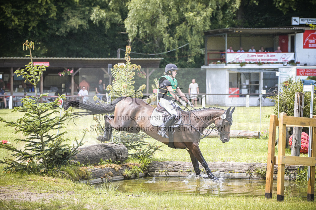 DOS_6146 | Entdecke hochwertige Reitturnierfotos von Foto Oger. Professionell, emotional und authentisch – jetzt Lieblingsmomente im Shop bestellen.Deutschlandweite Turnierfotografie. - Realisiert mit Pictrs.com