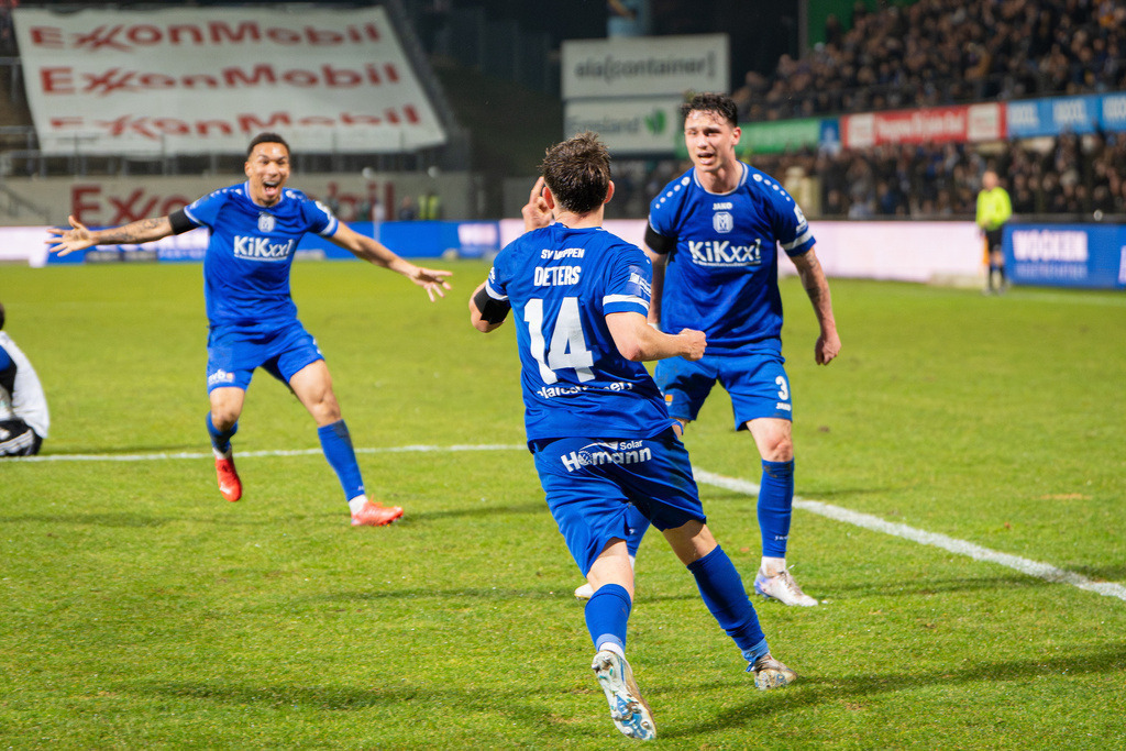 Fußball I Herren I Saison 2025-2026 I Regionalliga Nord I 24. Spieltag I SV Meppen - Hamburger SV II I 1349 | Oliver Schmitt (7, SV Meppen), Thorben Deters (14, SV Meppen) und Tobias Mißner (3, SV Meppen) Freude übers Tor, Emotionen beim 2:0 treffer - Realisiert mit Pictrs.com