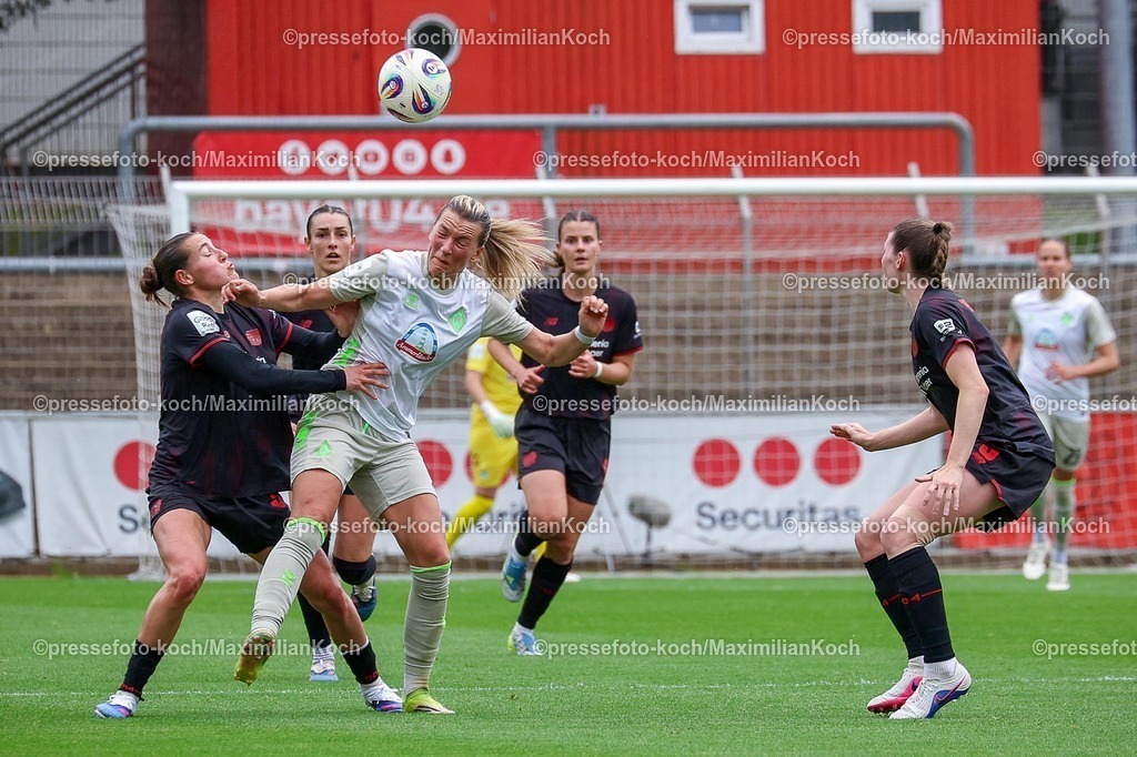 xsscx17052601017 | 17.05.2026, xsscx, Frauen Fussball, Bayer 04 Leverkusen - Werder Bremen, 1. Fussball Bundesliga, 26. Spieltag, Ulrich-Haberland-Stadion, Saison 2025 2026: Carlotta Wamser (Bayer Leverkusen #37) im Zweikampf gegen Larissa Mühlhaus (Werder Bremen #7) DFB regulations prohibit any use of photographs as image sequences and or quasi-video. Photo: xSandraxScherningxPressefotoKochx