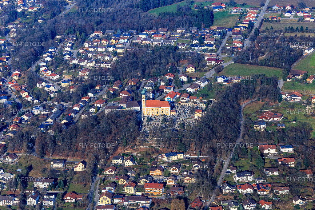 Wallfahrtskirche Gartlberg am Friedhof Pfarrkirchen | Luftbild: Wallfahrtskirche Gartlberg am Friedhof Pfarrkirchen in Pfarrkirchen im Bundesland Bayern in Deutschland. Foto: IMG_095937.jpg vom 29.12.2016 durch Werner Riehm/FLY-FOTO.de - Realisiert mit Pictrs.com