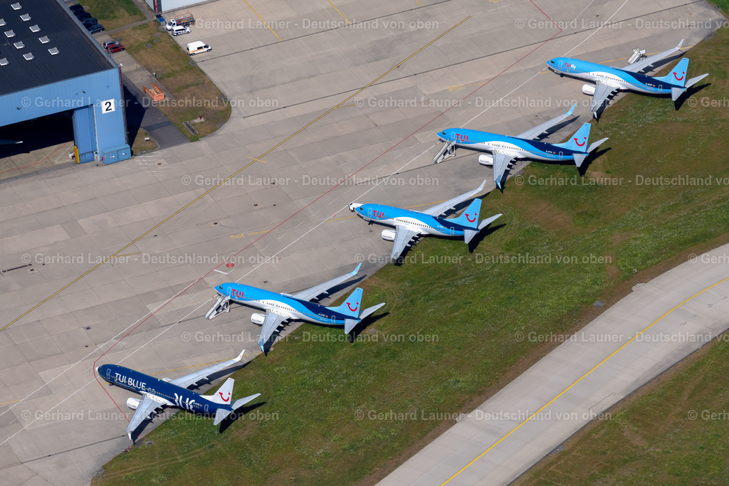 4030895 | LANGENHAGEN 02.06.2020 Passagierflugzeug der Fluggesellschaft TUI des Typs Boeing 737 auf der Parkposition - Abstellfläche auf dem Flughafen in Langenhagen im Bundesland Niedersachsen, Deutschland. Weiterführende Informationen bei: Flughafen Hannover-Langenhagen GmbH,  TUI Deutschland GmbH. // Passenger airplane of the Fluggesellschaft TUI of Typs Boeing 737 in parking position - parking area at the airport in Langenhagen in the state Lower Saxony, Germany. Further information at: Flughafen Hannover-Langenhagen GmbH,  TUI Deutschland GmbH. Foto: Gerhard Launer