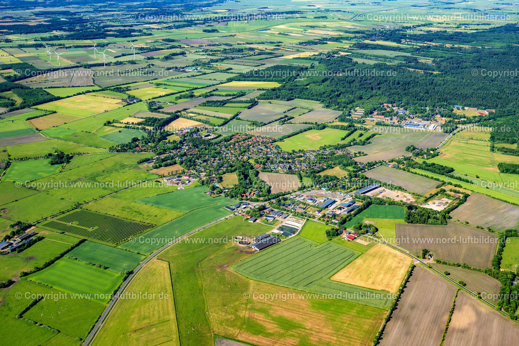 Stadum_ELS_8174100623 | STADUM 10.06.2023 Ortsansicht am Rande von landwirtschaftlichen Feldern und Nutzflächen in Stadum im Bundesland Schleswig-Holstein, Deutschland. // Village view on the edge of agricultural fields and land in Stadum in the state Schleswig-Holstein, Germany. Foto: Martin Elsen