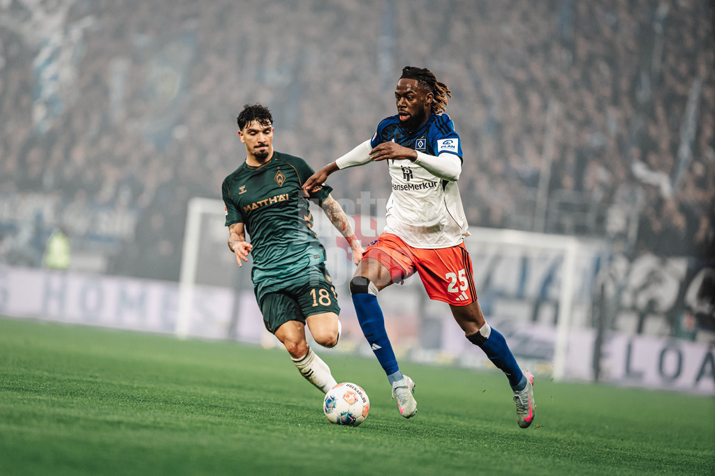 Fußball | Männer | Saison 2025/2026 | 1. Fußball-Bundesliga | 13. Spieltag | Hamburger SV vs. SV Werder Bremen | 07.12.2025 | v.l. Cameron Puertas (#18, SV Werder Bremen) und Jordan Torunarigha (#25, HSV)