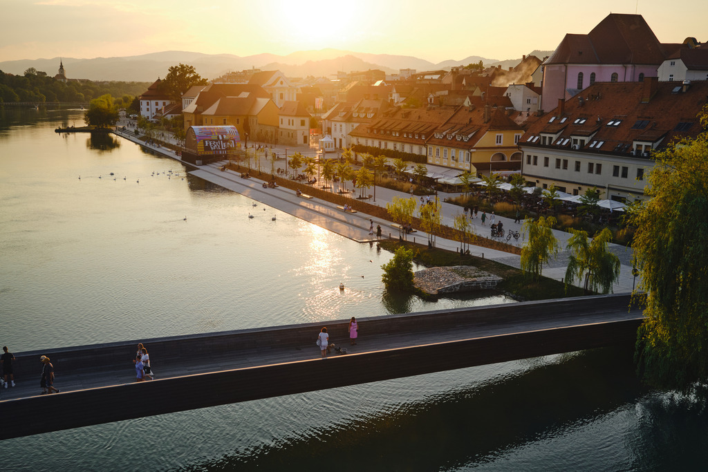 Splavarska Brücke und Ufer im Abendlicht | Maribor, Slowenien - June 19, 2025: Splavarska Brücke und Ufer im Abendlicht; entworfen von Burgos &amp; Garrido.. - Realisiert mit Pictrs.com