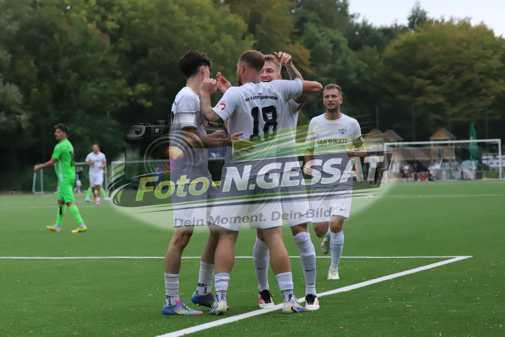 BV 21 Stift-Quernheim - TuS Ahmsen | Auf dem Bild zu sehen: weiß BV 21 Stift-Quernheim mitte (Torschütze 1:0): Francis-Bela SchönebergBV 21 Stift-Quernheim, TuS Ahmsen, Saison 25/26, Bezirksliga, Stift-Quernheium, Deutschland - Realisiert mit Pictrs.com