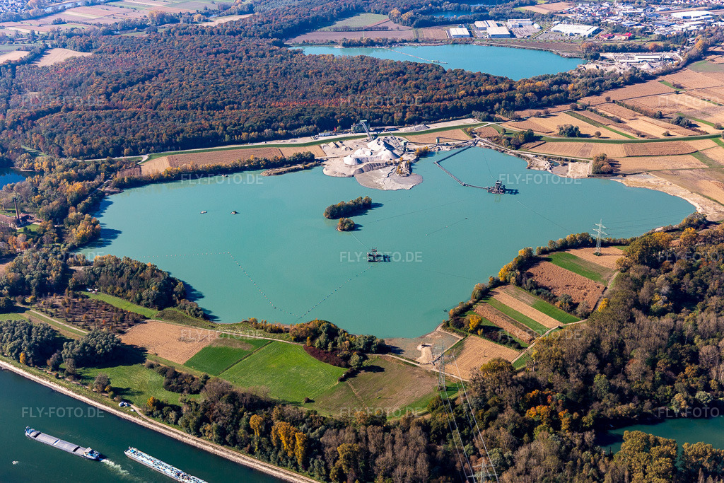 Luftbild: Baggersee WOLFF & MÜLLER Quarzsande GmbH Werk Hagenbach in Hagenbach im Bundesland Rheinland-Pfalz in Deutschland. Foto: IMG_130021.jpg vom 24.10.2021 durch Werner Riehm/FLY-FOTO.de
