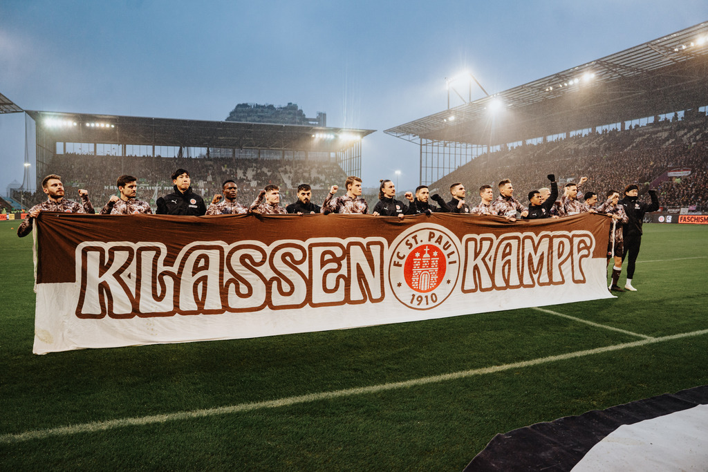 HEV07179 | Der offizielle Shop für FC St. Pauli Fotos. Wähle aus Spielszenen & Fanmomenten dein FCSP Wunschformat. Wir liefern Millerntor-Atmosphäre.