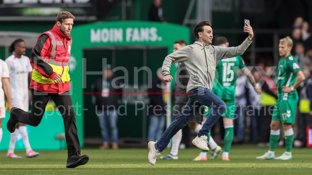 Fussball, Bundesliga, SV Werder Bremen - SC Freiburg | v.li.: Ein Flitzer läuft nach dem Schlusspfiff, Abpfiff, Spielende über das Spielfeld und wird von einem Ordner verfolgt, Zuschauer im Innenraum, Störung, Zwischenfall, Vorfall, DIE DFL-RICHTLINIEN UNTERSAGEN JEGLICHE NUTZUNG VON FOTOS ALS SEQUENZBILDER UND/ODER VIDEOÄHNLICHE FOTOSTRECKEN. DFL REGULATIONS PROHIBIT ANY USE OF PHOTOGRAPHS AS IMAGE SEQUENCES AND/OR QUASI-VIDEO.