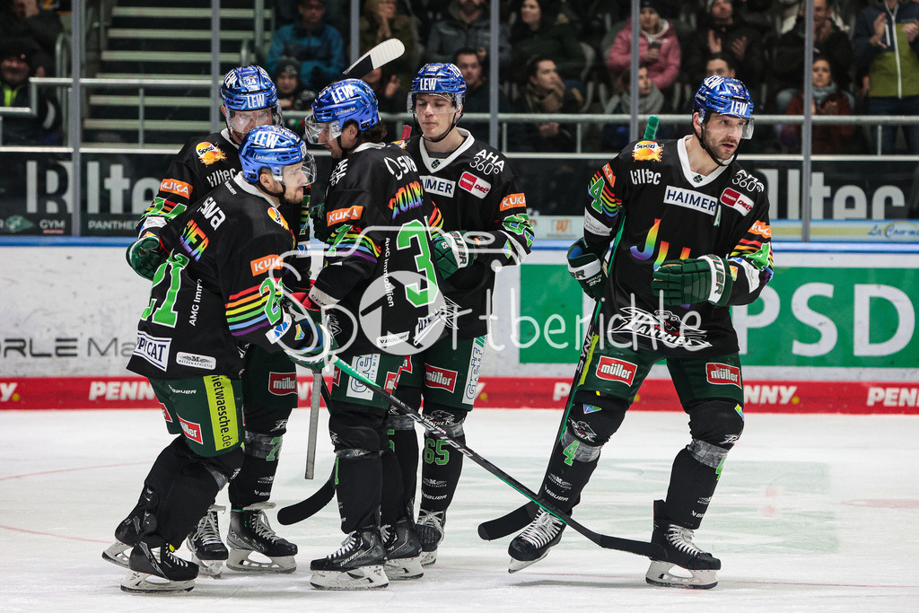 Augsburger Panther - Bietigheim Steelers | Die Panther freuen sich ueber den Treffer zum 8-2 durch David STIELER (AEV #21)