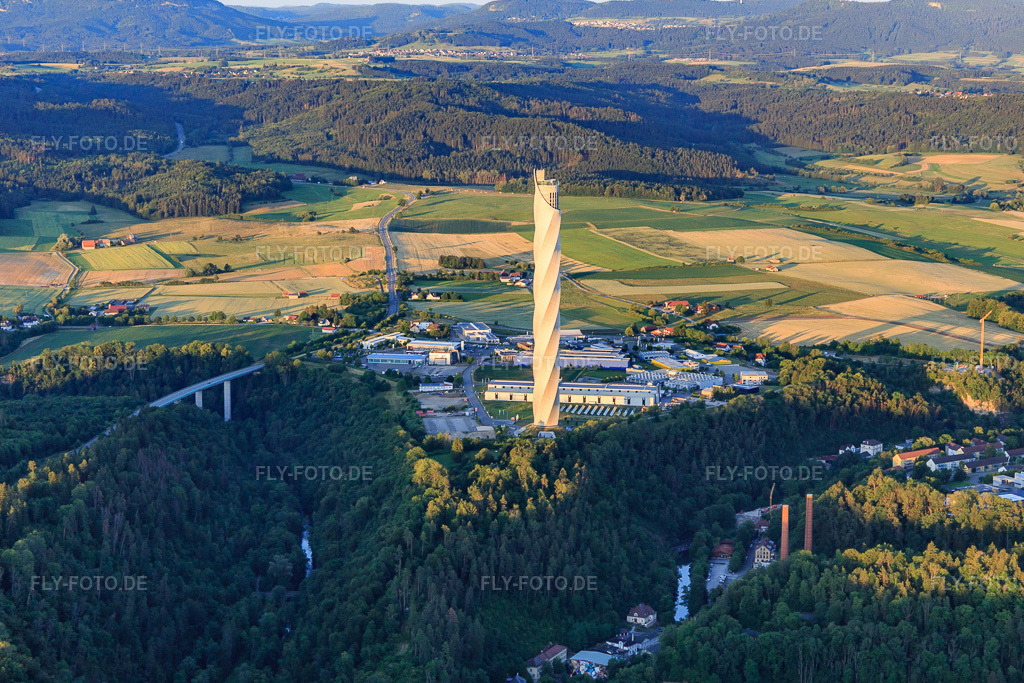 Luftbild: TK Elevator Testturm aus Westen am Abend in Rottweil im Bundesland Baden-Württemberg in Deutschland. Foto: IMG_148777.jpg vom 27.06.2025 durch Werner Riehm/FLY-FOTO.deTK Elevator Testturm Rottweil