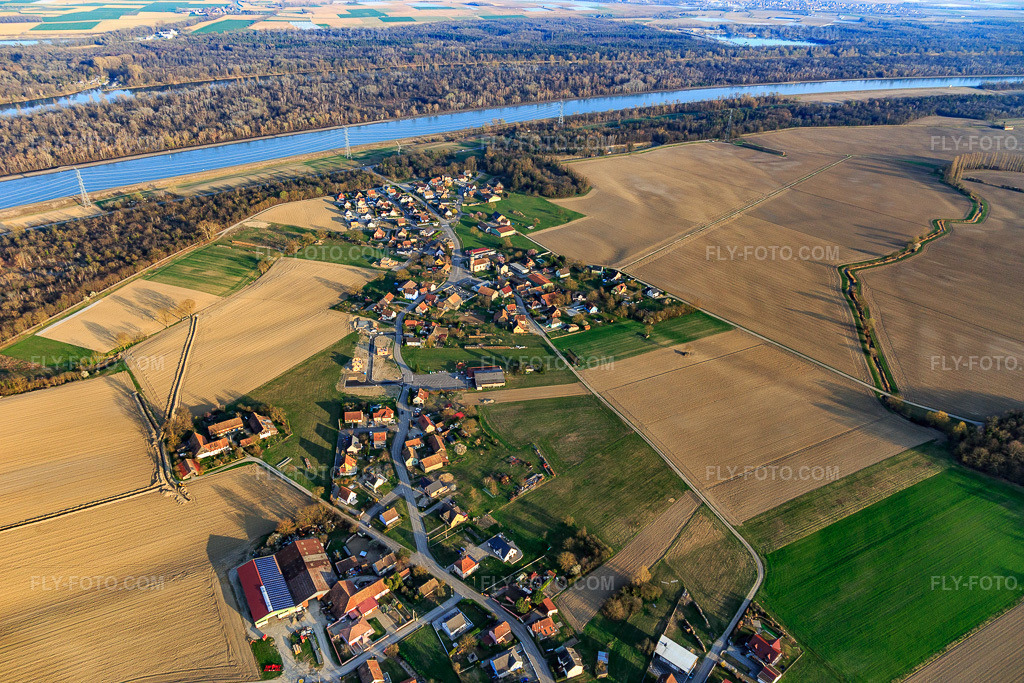 Aerial view: View of the town from the west in Geiswasser in the state Haut-Rhin, France. – Photo: IMG_113186.jpg taken on 03/22/2019 by Werner Riehm/FLY-FOTO.com – Resolution of the original: 5472 x 3648 px