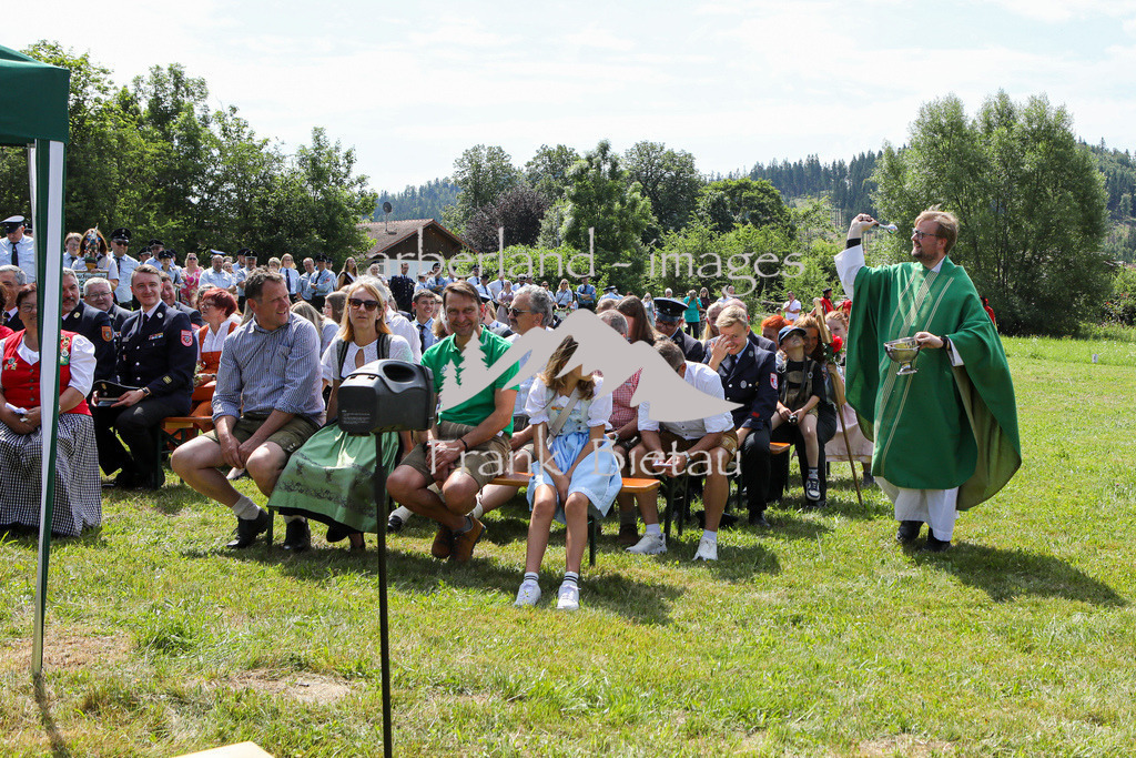 OE7A0404 | Feldgottesdienst hinter der Ludwigsthaler Kirche mit Segnung des neuen Fahrzeug der FFW