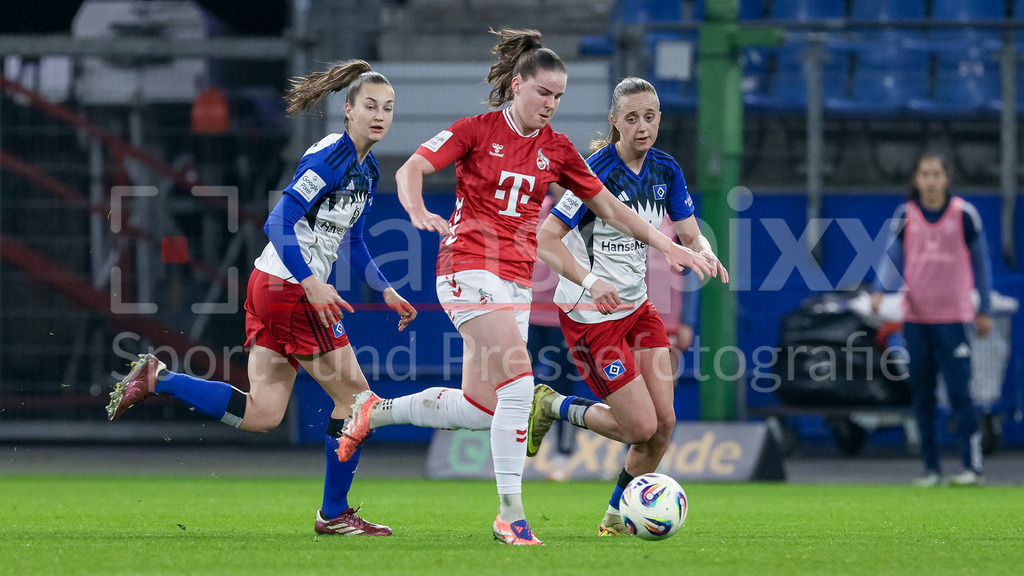 Fussball, Google Pixel Frauen-Bundesliga, Hamburger SV - 1. FC Köln | v.li.: Emilia Hirche (Hamburger SV, 20), Adriana Achcinska (1. FC Köln, 9) und Victoria Schulz (Hamburger SV, 19) im Zweikampf, Duell, Dynamik, Aktion, Action, Spielszene, DIE DFB-RICHTLINIEN UNTERSAGEN JEGLICHE NUTZUNG VON FOTOS ALS SEQUENZBILDER UND/ODER VIDEOÄHNLICHE FOTOSTRECKEN. DFB REGULATIONS PROHIBIT ANY USE OF PHOTOGRAPHS AS IMAGE SEQUENCES AND/OR QUASI-VIDEO.
