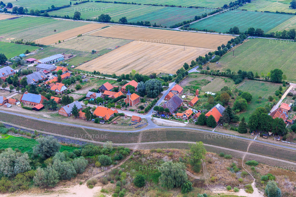 Luftbild: Die Räucherkate im Ortsteil Stiepelse in Amt Neuhaus im Bundesland Niedersachsen in Deutschland. – Foto: IMG_109973.jpg vom 15.08.2018 durch Werner Riehm/FLY-FOTO.de – Auflösung des Originals: 5472 x 3648 px – Moin - Die Räucherkate Stiepelse