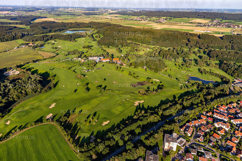Gelände des Golfplatz des Fürstlichen Golfclubs Oberschwaben e.V | Luftbild: Gelände des Golfplatz des Fürstlichen Golfclubs Oberschwaben e.V im Ortsteil Hopfenweiler in Bad Waldsee im Bundesland Baden-Württemberg in Deutschland. Foto: IMG_128907.jpg vom 03.09.2021 durch ©2025 Werner Riehm fly-foto.de/copyright - Realisiert mit Pictrs.com