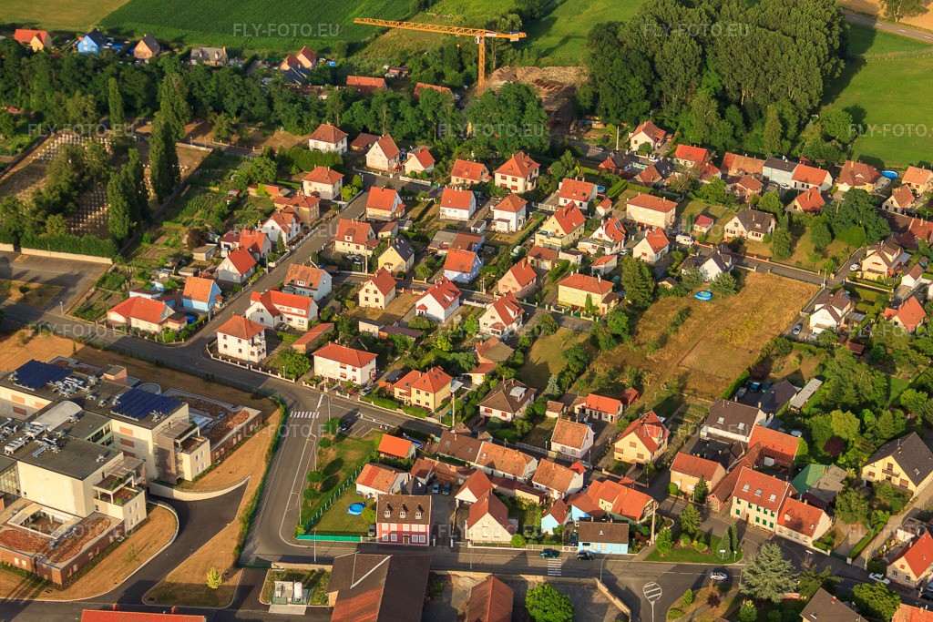 Vue aérienne: Rue des Foulons à Bischwiller dans le département Bas Rhin, France.Photo: IMG_30402.jpg prise le 09/07/2010 par Werner Riehm/FLY-FOTO.euRésolution de l'original: 4752 x 3168 px
