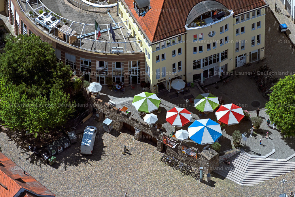 4033276 | FREIBURG IM BREISGAU 30.06.2020 Tische und Sitzbänke der Freiluft- Gaststätte "tialini" am Augustinerplatz im Ortsteil Altstadt in Freiburg im Breisgau im Bundesland Baden-Württemberg, Deutschland. Weiterführende Informationen bei: tialini GmbH & Co. KG. // Tables and benches of open-air restaurant "tialini" on place Augustinerplatz in the district Altstadt in Freiburg im Breisgau in the state Baden-Wuerttemberg, Germany. Further information at: tialini GmbH & Co. KG. Foto: Gerhard Launer