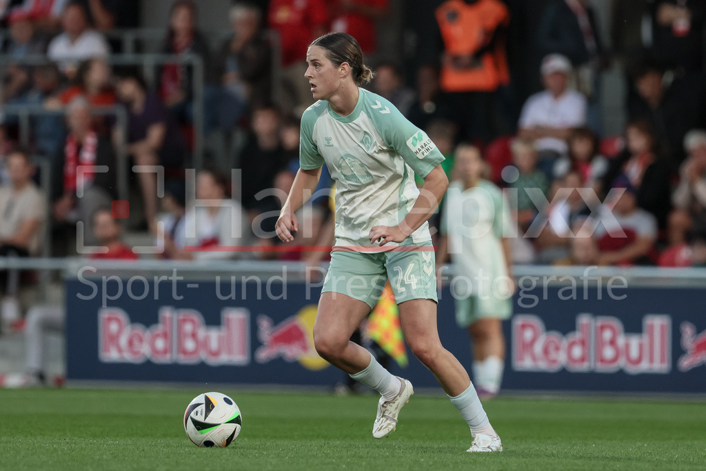 Fussball, Google Pixel Frauen-Bundesliga, RB Leipzig - SV Werder Bremen | v.li.: Lara Schmidt (SV Werder Bremen, 24) am Ball, Einzelbild, Ganzkörper, Aktion, Action, Spielszene, DIE DFB-RICHTLINIEN UNTERSAGEN JEGLICHE NUTZUNG VON FOTOS ALS SEQUENZBILDER UND/ODER VIDEOÄHNLICHE FOTOSTRECKEN. DFB REGULATIONS PROHIBIT ANY USE OF PHOTOGRAPHS AS IMAGE SEQUENCES AND/OR QUASI-VIDEO.